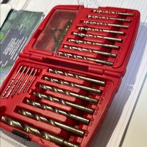 SKIL Red Drill Bit Set universal, steel, 20 pieces, one piece is missing.